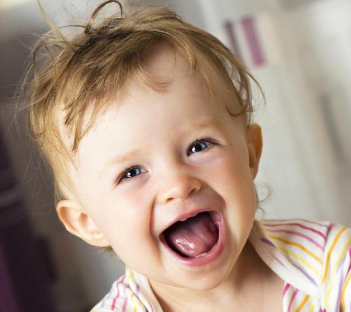 Видео про улыбающихся. Улыбка младенца. Ребенок улыбается. Доброе утро малыш сыну. Фото улыбающегося ребенка с игрушками.