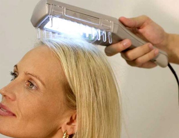Девушка с длинными волосами проходит процедуру лечения кожи головы