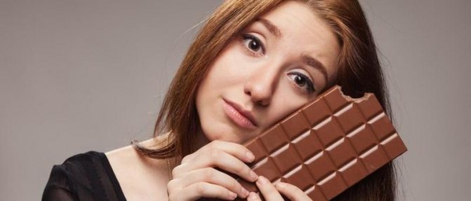 Девушка с плиткой шоколада