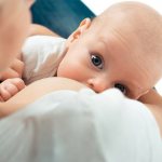 кормление грудью новорожденного