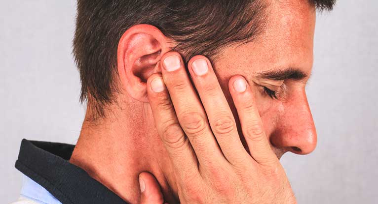 Опухла мочка уха: возможные причины, симптомы, лечение и возможные последствия