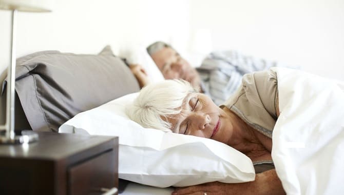 Пожилые люди спят