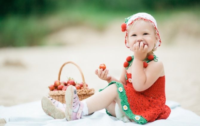 Ребенок ест клубнику