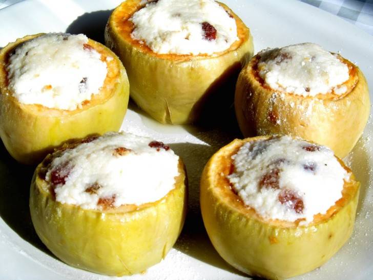 Apples baked with cottage cheese